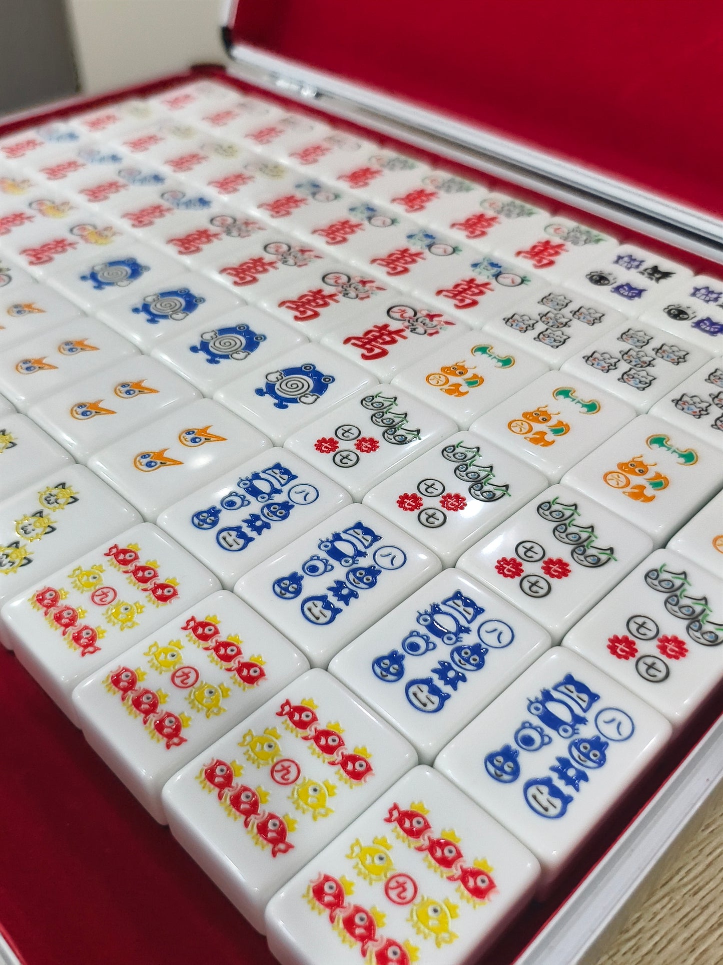 40mm The Pokemon Mahjong set comes with an aluminum box
